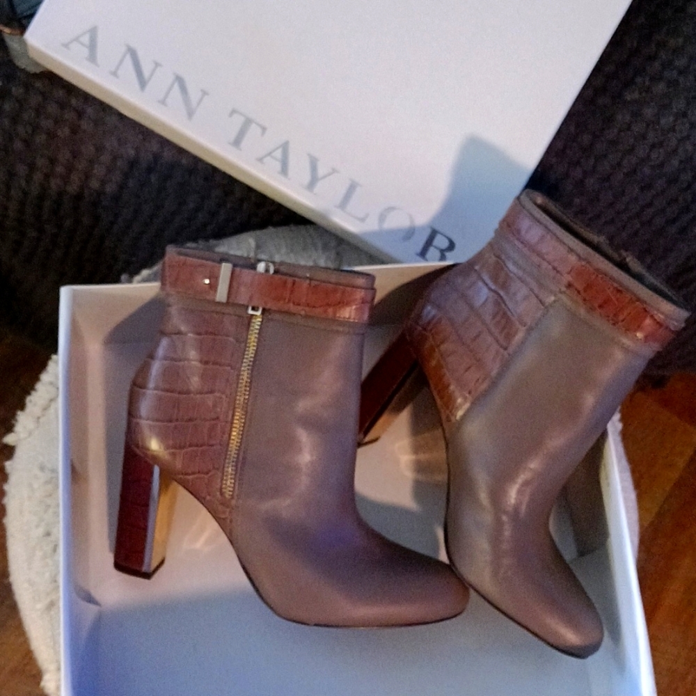 Ann Taylor Sam side zip Booties 👢 Taupe ❤️❤️❤️